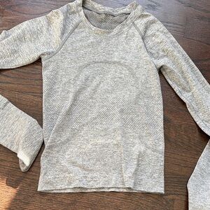 Lululemon Athletica Gray Swiftly Tech Long-Sleeve
Shirt 2.0 *Race Length